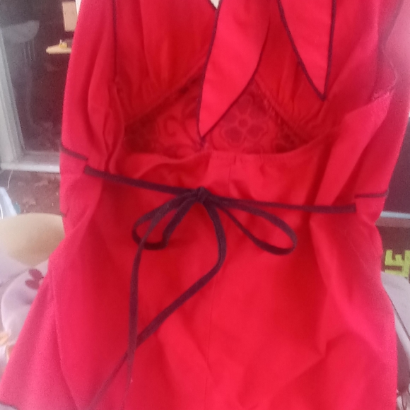 Red tanktop - Picture 2 of 5